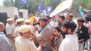वोट चोरी’ के आरोपों को लेकर NSUI का सिरसा में प्रदर्शन, मुख्य निर्वाचन आयुक्त का पुतला फूंका