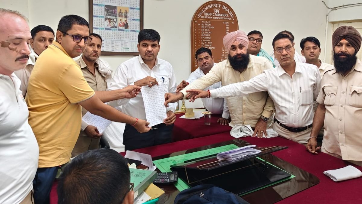 सिरसा रोडवेज कर्मचारियों ने ओवरटाइम और अन्य मांगों को लेकर ट्रैफिक मैनेजर को ज्ञापन सौंपा