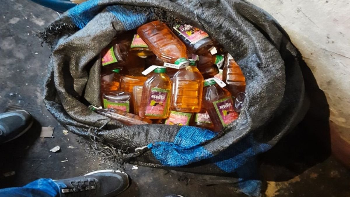 93 बोतल अवैध देशी शराब बरामद कर युवक को गिरफ्तार किया