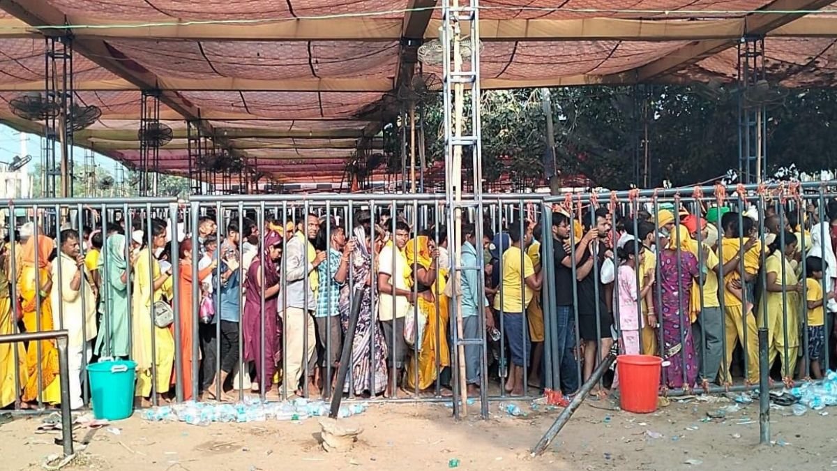 गोगामेड़ी मेले में गोगाजी मंदिर के दर्शन के लिए लगी श्रद्धालुओं की लंबी कतार