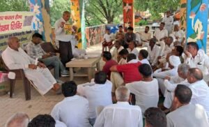ग्वार फसल पर चारकोल रोट का बढ़ा खतरा, खेड़ी में शिविर लगा किसानों को पहचान व बचाव की दी जानकारी