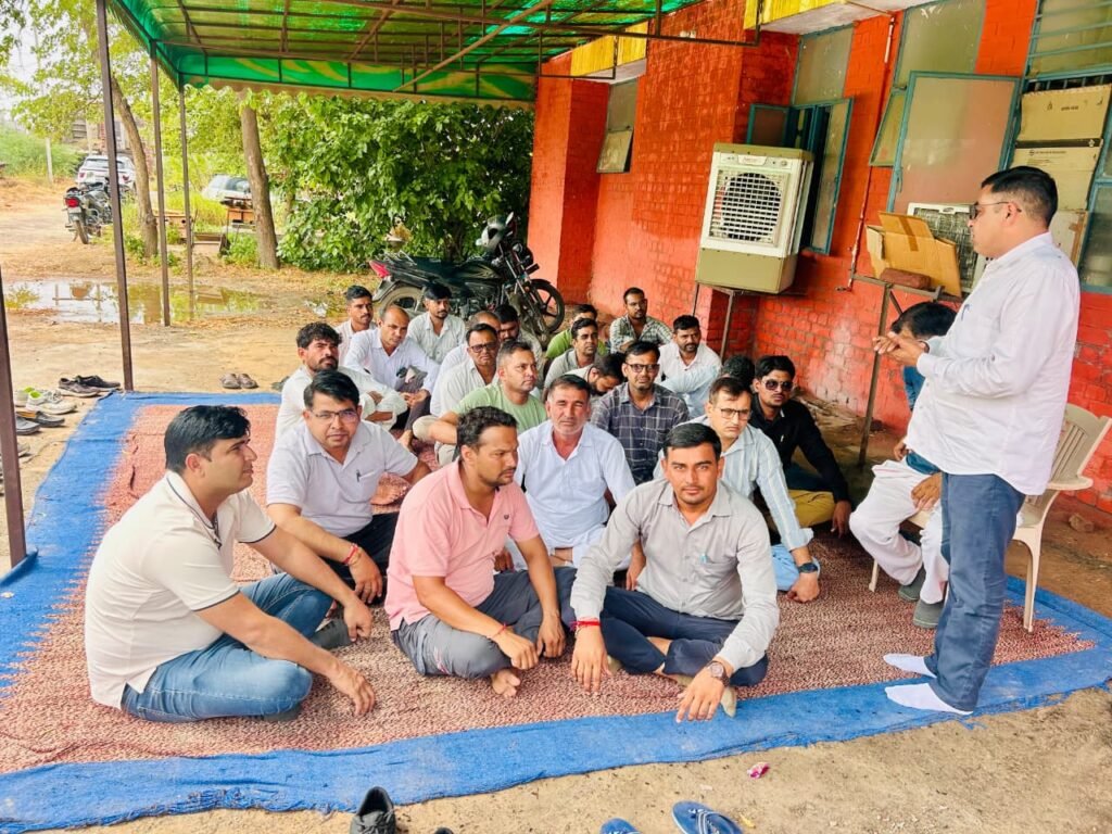 नाथूसरी में बिजली कर्मचारियों का SDO के खिलाफ प्रदर्शन