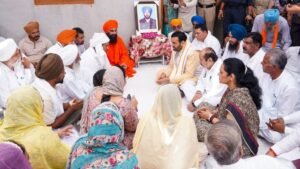 सिरसा में ग्रीवेंस बैठक से पहले कुत्ताबढ़ पहुंचे सीएम नायब सैनी, शहीद सुखचैन के परिवार से की मुलाकात