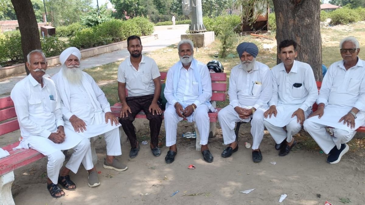 सिरसा में नंबरदार एसोसिएशन की बैठक में रजिस्ट्री के मुद्दे पर चर्चा करते नंबरदार