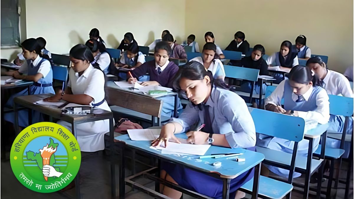 हरियाणा बोर्ड परीक्षा केंद्र में विद्यार्थियों के लिए तैयार परीक्षा कक्ष