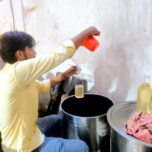 success story लकड़ी के कोल्हू से प्राकृतिक तेल ने कमलकांत को दिलाई पहचान, 40 लाख का कारोबार | Sirsa News