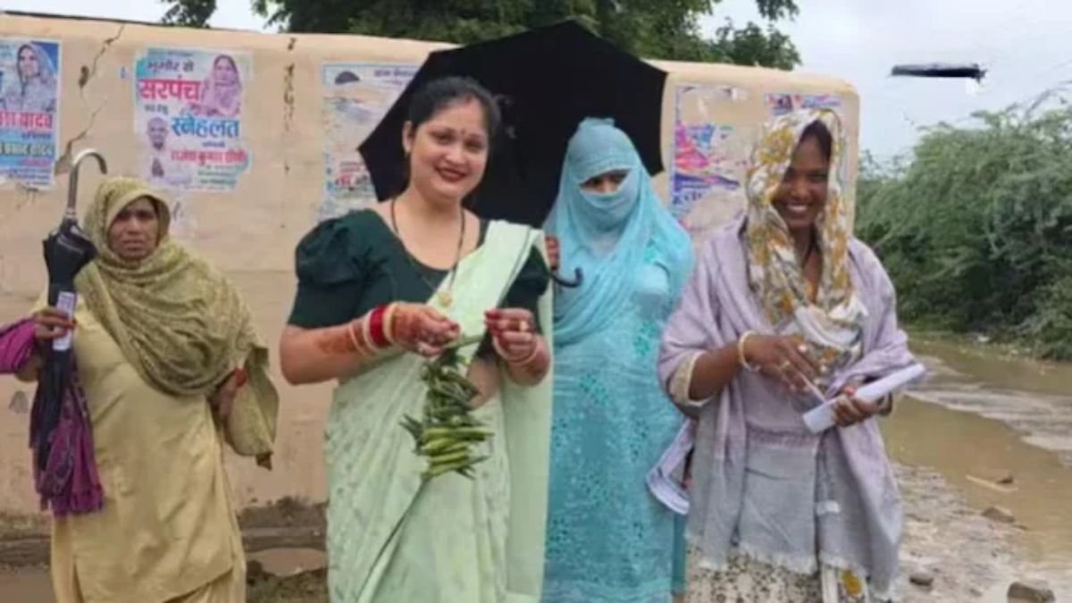 अलवर के भूगोर गांव में चुनाव चिह्न भिंडी और हेलमेट लेकर प्रचार करती महिला प्रत्याशी