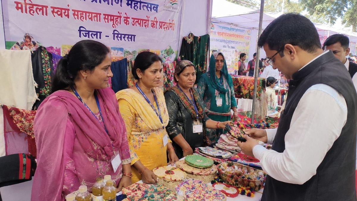 सिरसा में हरियाणा ग्रामीण महोत्सव में महिला स्वयं सहायता समूह के उत्पादों की प्रदर्शनी की एआई से बनी सांकेतिक फोटो