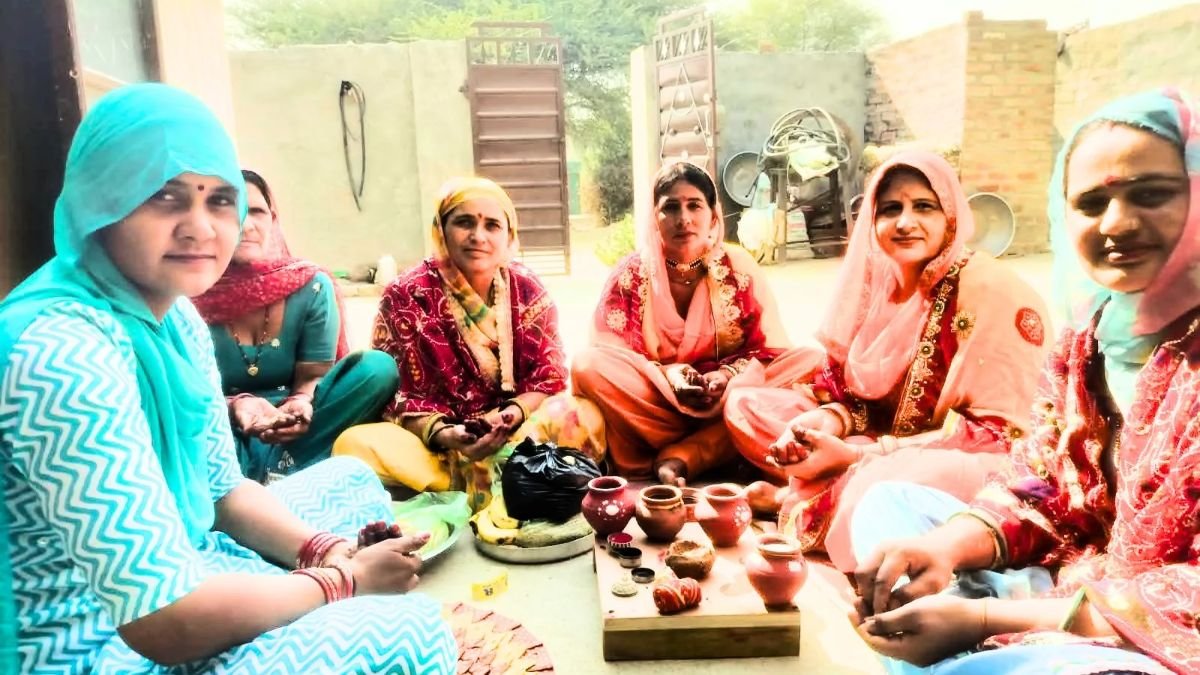 हरियाणा के गांव कुम्हारिया में करवा चौथ का व्रत रखती महिलाएं