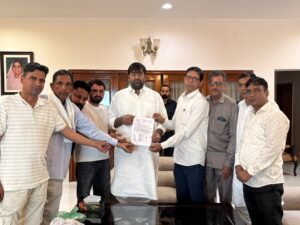 मॉडल ऑनलाइन ट्रांसफर पॉलिसी MPHW पद कैप्ट किए जाने के विरोध में विधायक अर्जुन सिंह चौटाला को सौंपा ज्ञापन