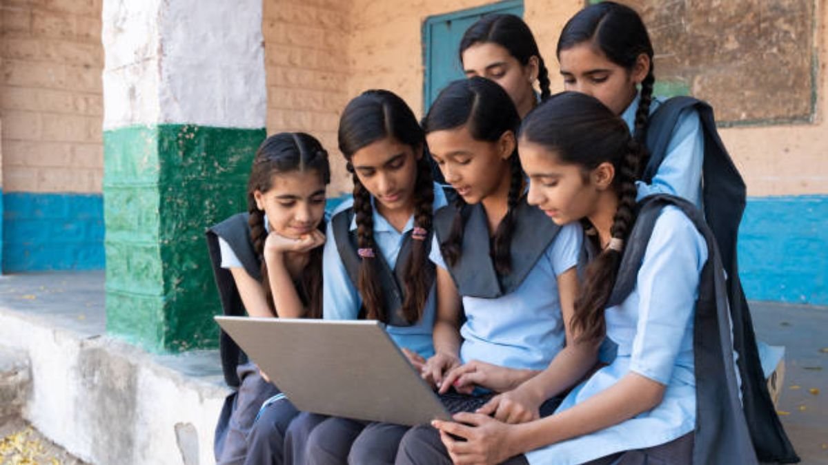 सिरसा में मिशन बुनियाद और सुपर-100 योजना की जानकारी देते शिक्षा अधिकारी