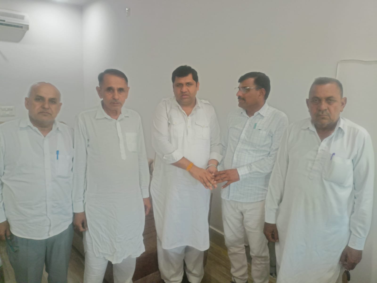 बालाजी सेवा ट्रस्ट को 51 हजार रुपये सहयोग देते जाखोदिया परिवार के सदस्य