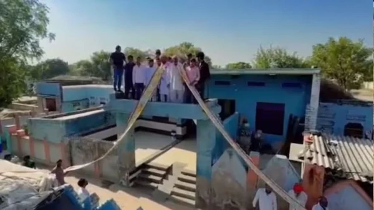 अलवर मेवात में सरपंच को 500 के नोटों की लंबी माला पहनाकर स्वागत करते ग्रामीण