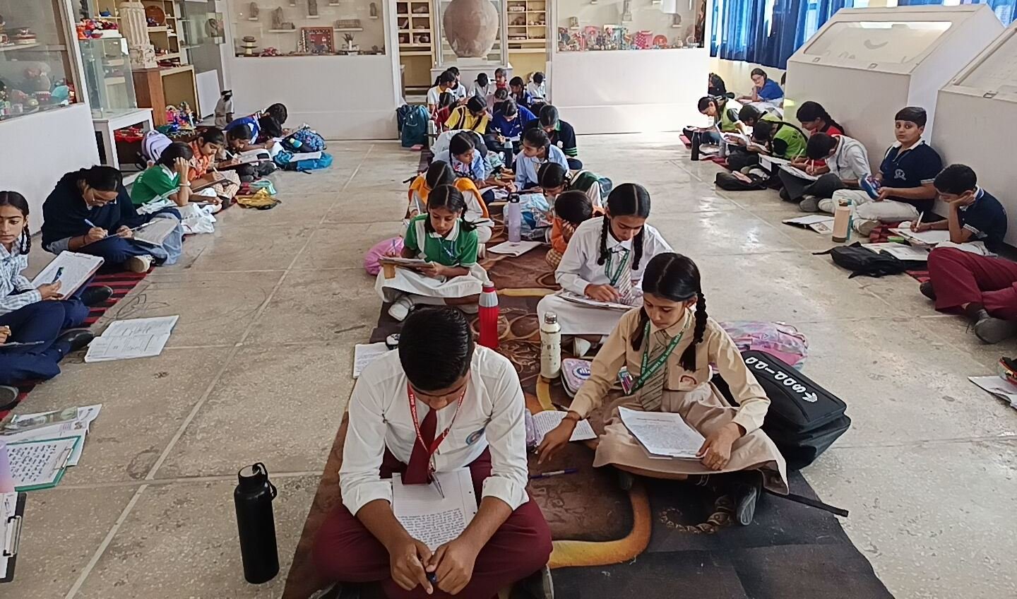 सिरसा के जिला स्तरीय बाल महोत्सव के अंतिम दिन क्ले मॉडलिंग, पोस्टर मेकिंग, हैंडराइटिंग और मेहंदी प्रतियोगिताएं हुईं। करीब 350 विद्यार्थियों ने भाग लिया।