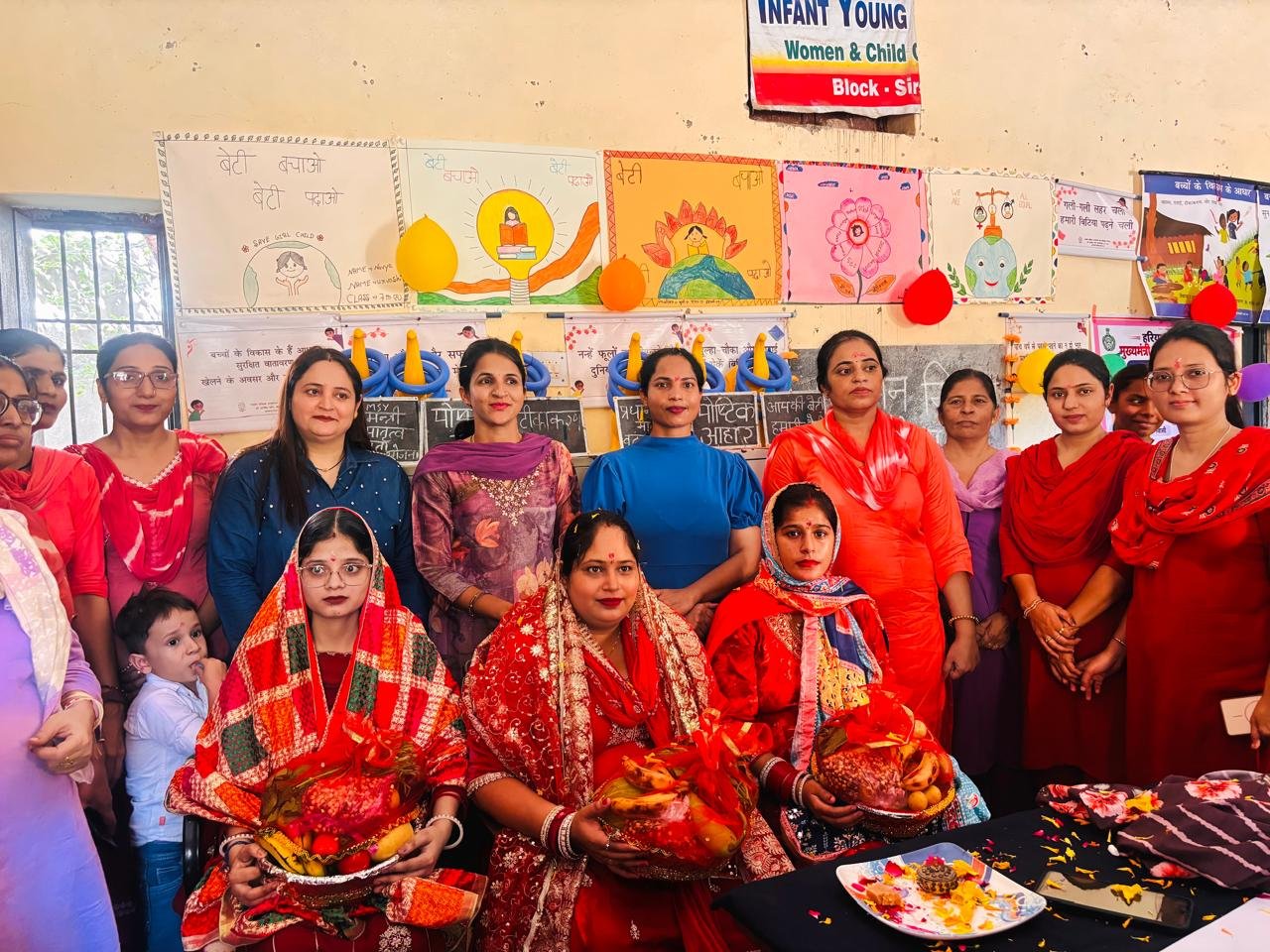 सिरसा के चंडीगढ़िया मोहल्ले में आंगन मिलन सेवा कार्यक्रम के दौरान गर्भवती महिलाओं की गोद भराई।